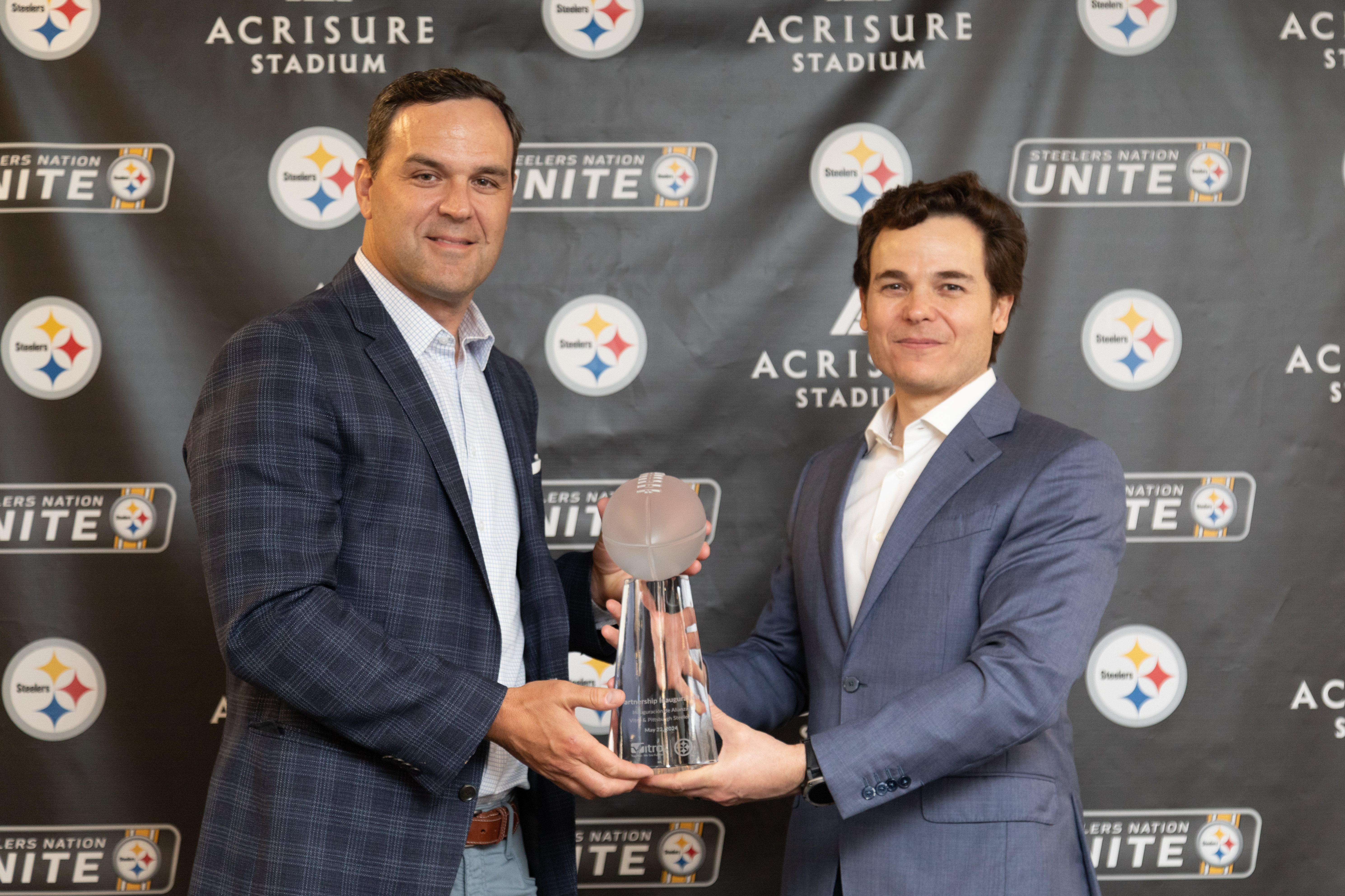 RYAN HUZJAK VICE-PRESIDENTE DE MERCADOTECNIA Y VENTAS PARA STEELERS ENTREGA CAMISETA A ADRIÁN SADA DIRECTOR EJECUTIVO DE VITRO.